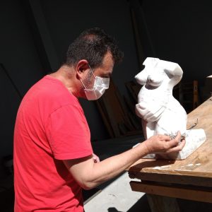 5) El escultor Felipe Cuahtémoc Castañeda en los detalles de limpieza previos a las fotografías