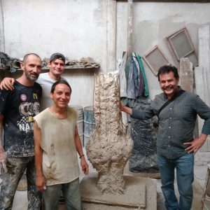 7) Matías, Rubén, Juan Carlos y Felipe Cuahtémoc en el taller de fundición La era de bronce