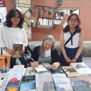 Dra. Virginia López Domínguez en firma de autógrafos de su novela DOMINIO Y SUMISIÓN en la FLyLR 28-04-24. Foto ST.